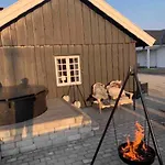 In - Rural Charm And Close To Downtown